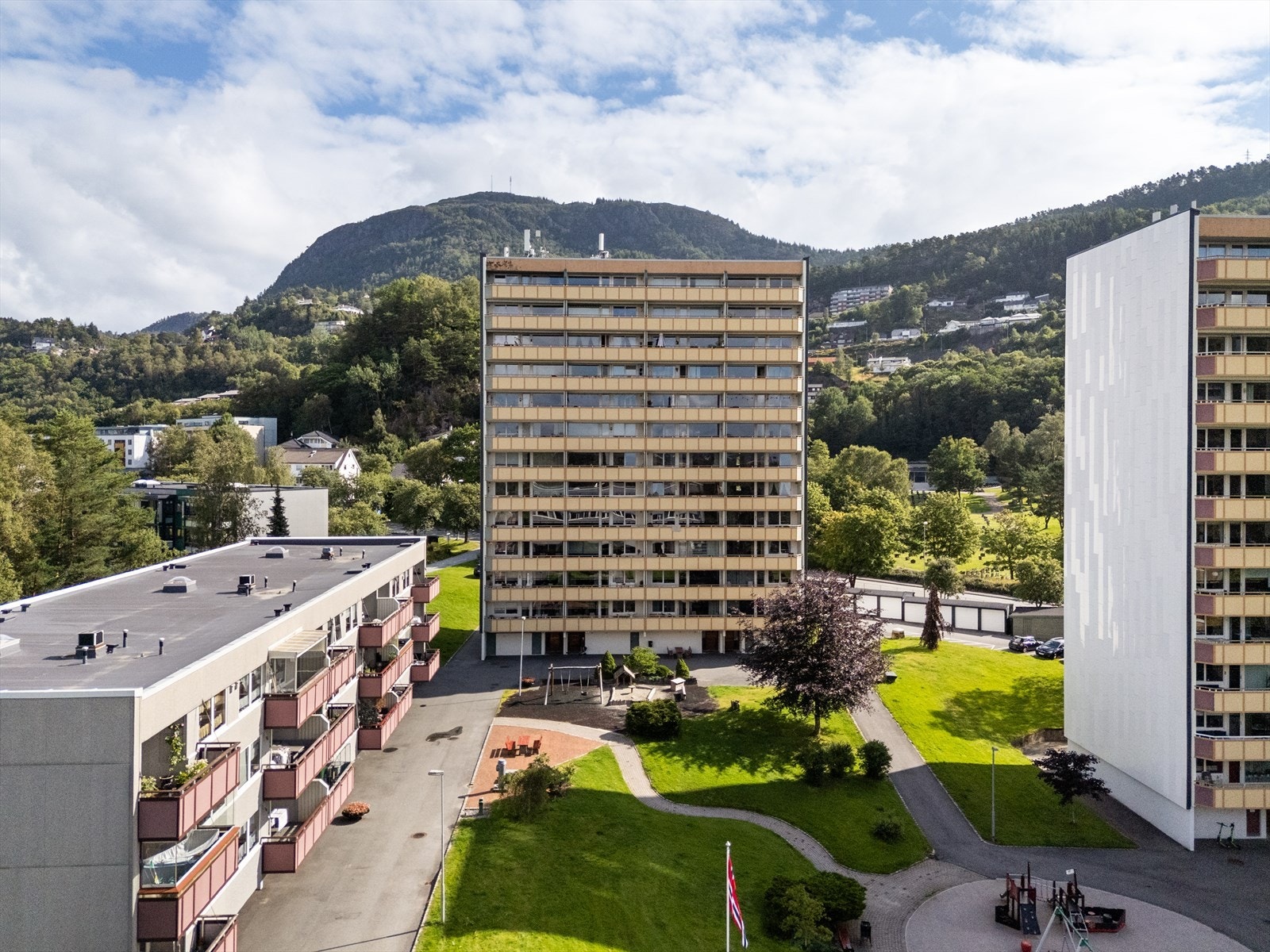 Leiligheten ligger tilbaketrukket, men samtidig sentralt i Fyllingsdalen med gangavstand til både bussholdeplass, Bybanen og Oasen senter Galleribilde