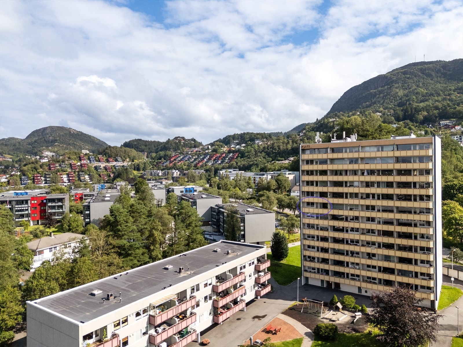 Leiligheten ligger fint til på enden i byggets 7. etasje, og kan skilte med flott utsikt og gode solforhold Galleribilde