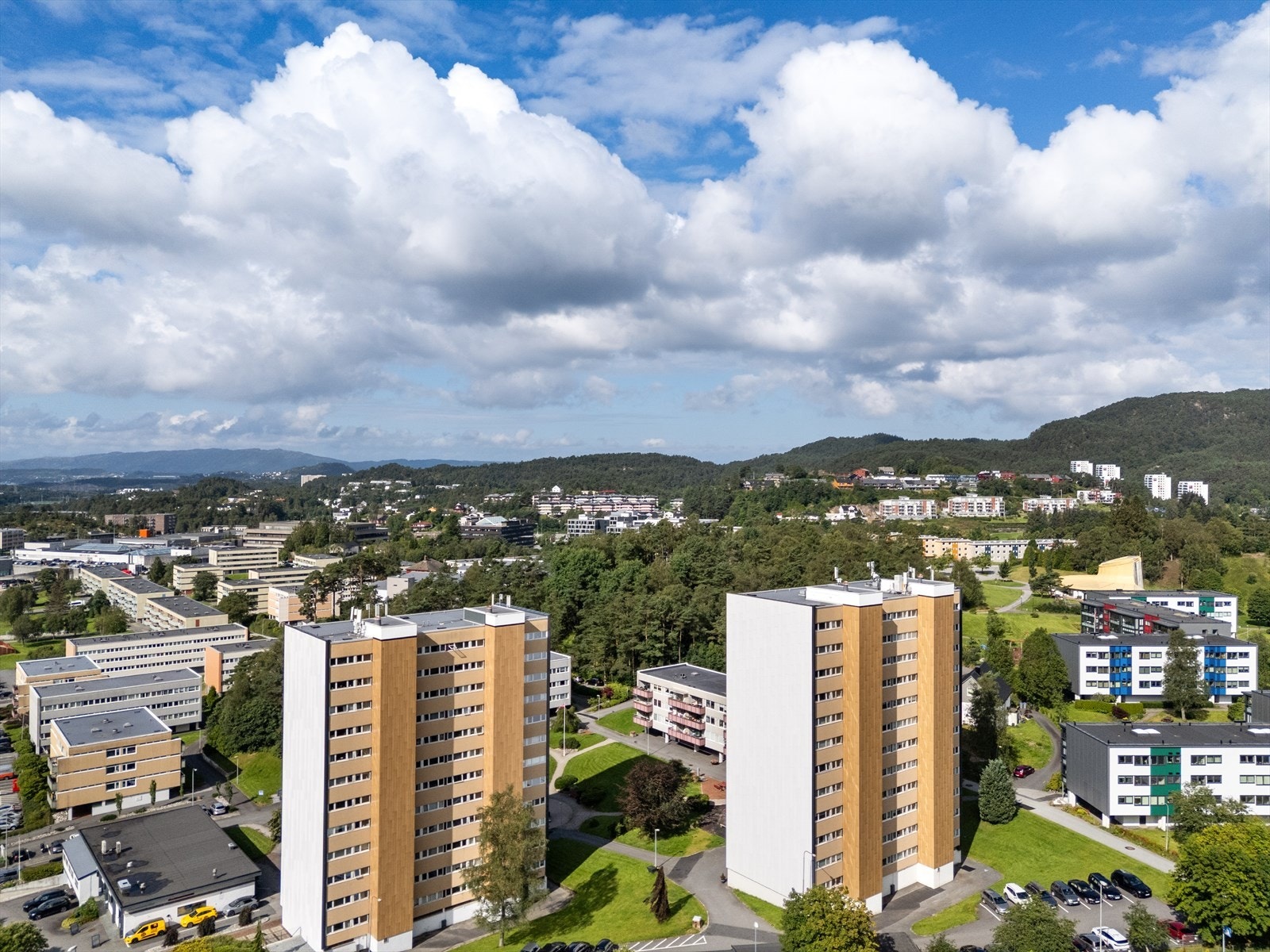 For den turglade er det flotte turmuligheter i området, med blant annet Løvstakken, Kanadaskogen og Ortuvannet. Krohnegården har et fint tilrettelagt badeområde Galleribilde