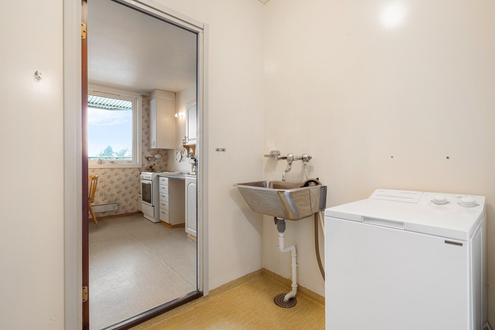 Leiligheten har en praktisk planløsning med bl.a. separat bad, toalettrom og vaskerom, som alle kan slås sammen, helt eller delvis, ved fremtidig oppussing. Galleribilde