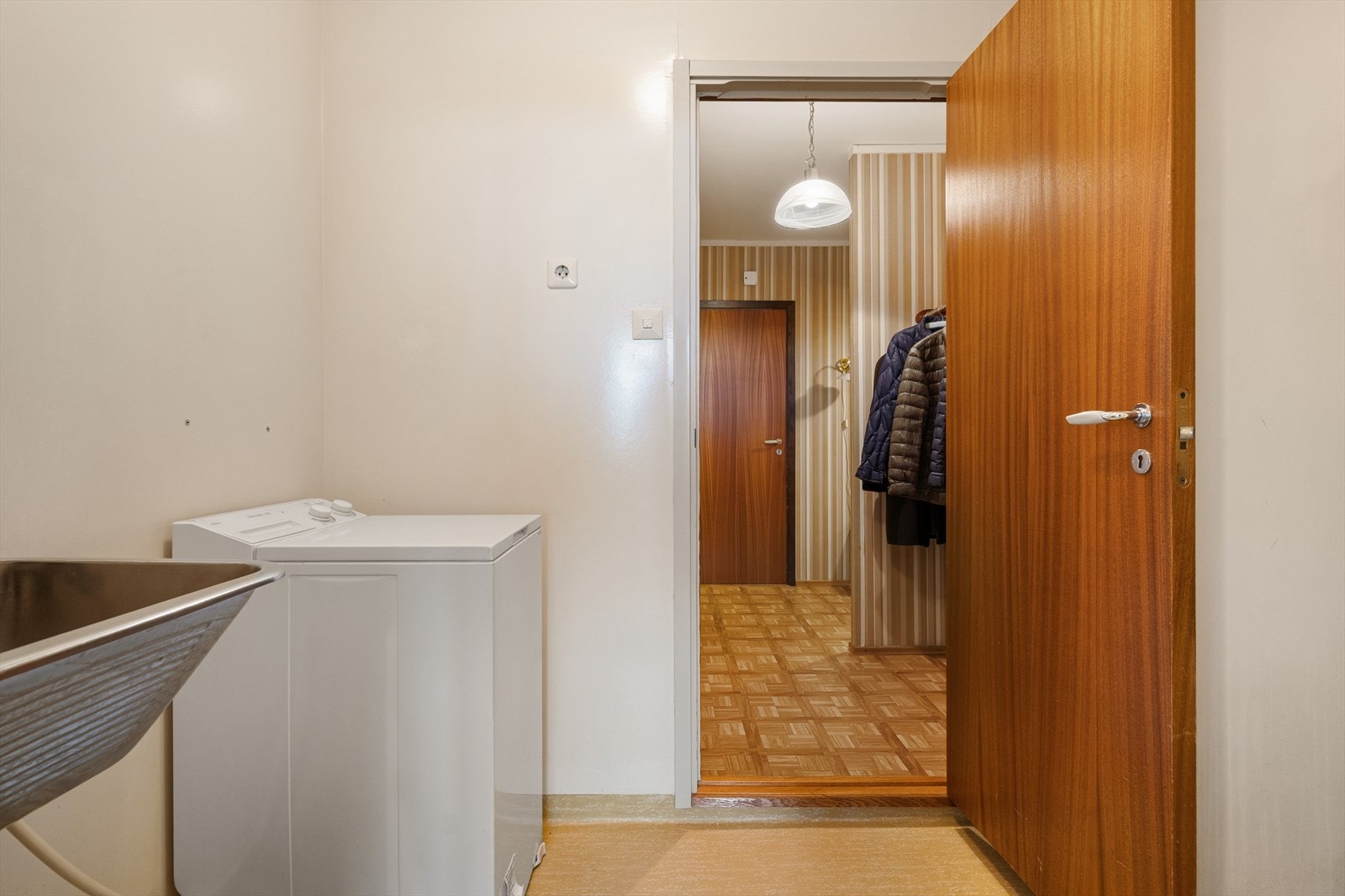 Garderobeplass i gang utenfor toalettrom og bad Galleribilde