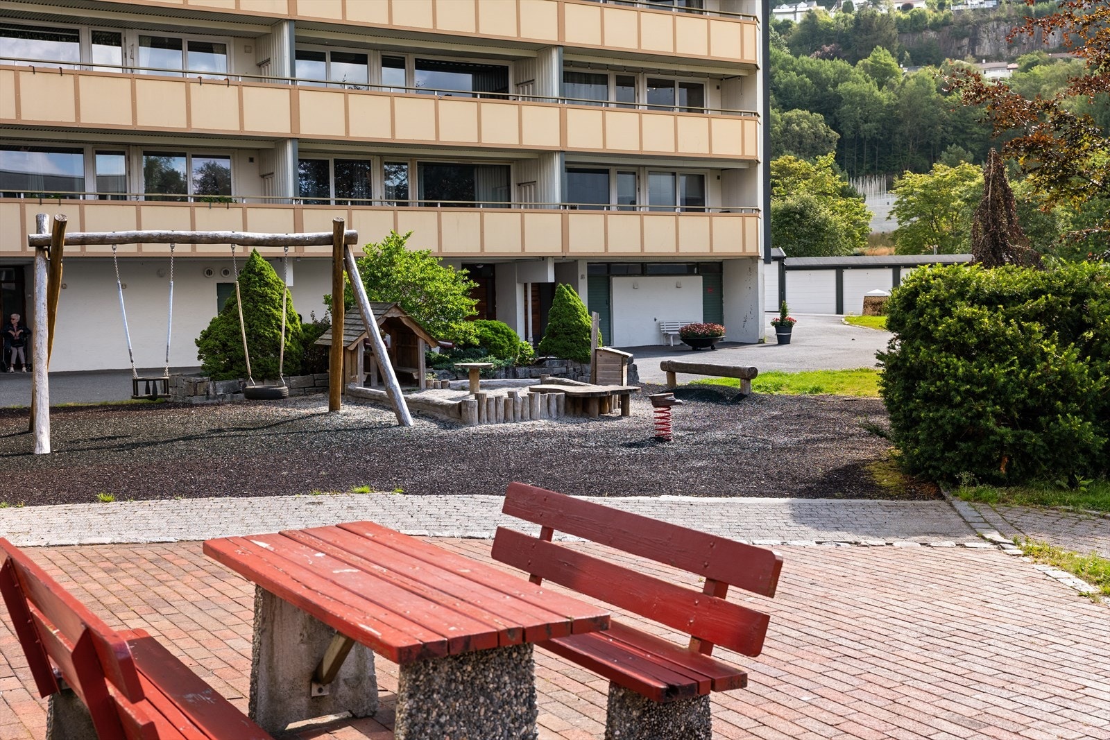 Tomten er felles for borettslaget og er pent opparbeidet med interne veier, grøntareal, lekeplasser og parkeringsplasser. Bybanestopp borte ved Oasen Galleribilde