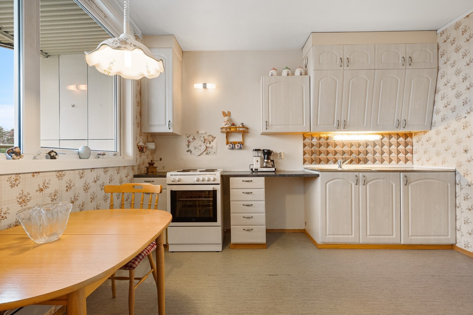 Kjøkken med opprinnelig innredning med nyere fronter i lys, profilert utførelse Galleribilde