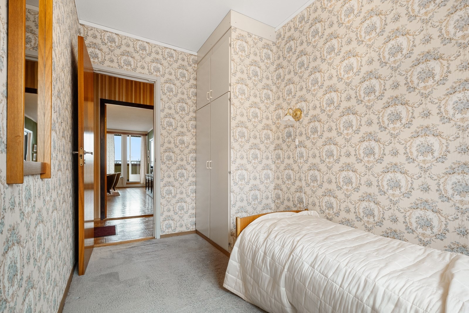 Garderobeskap Galleribilde