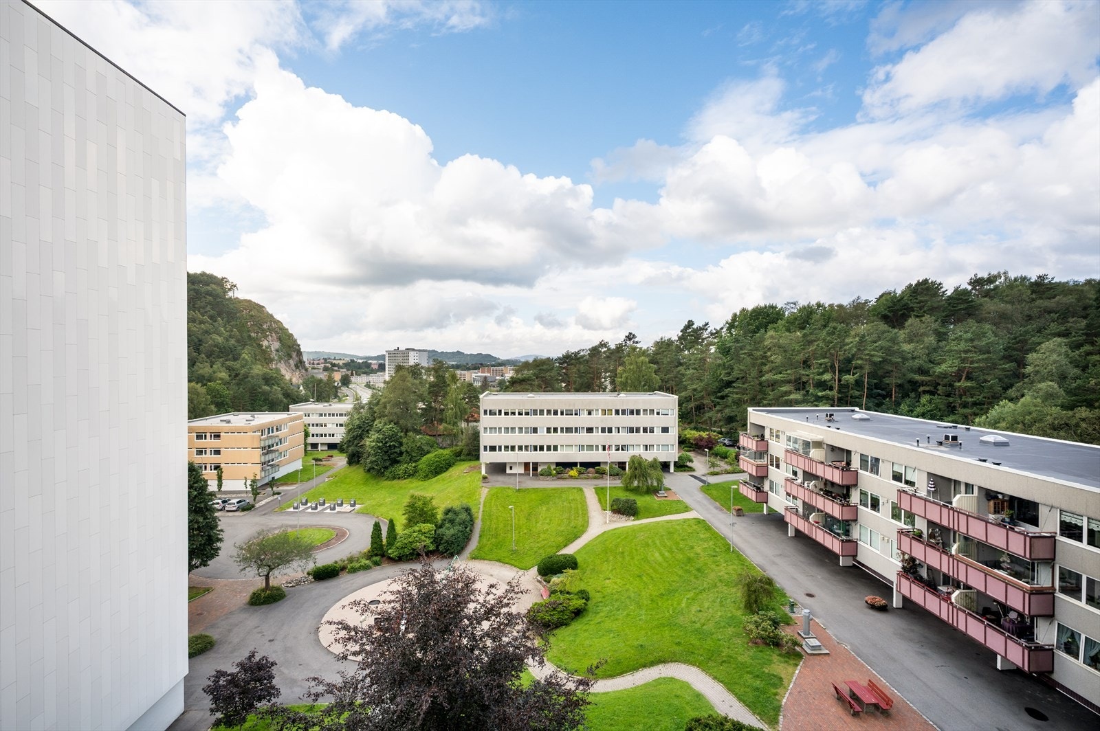 Blokkens fasade ligger med altanene mot sørvest og det er flott utsikt i retning Oasen Galleribilde