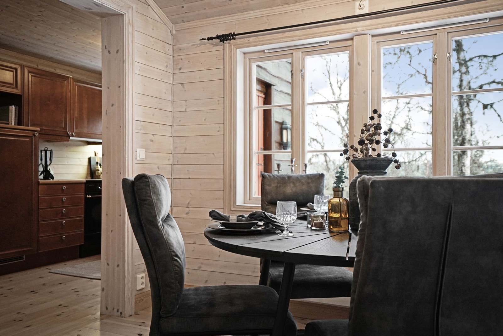 Kjøkkenet har delvis åpen løsning mot stuen, som gjør det enkelt å kombinere matlaging med sosialt samvær. Galleribilde