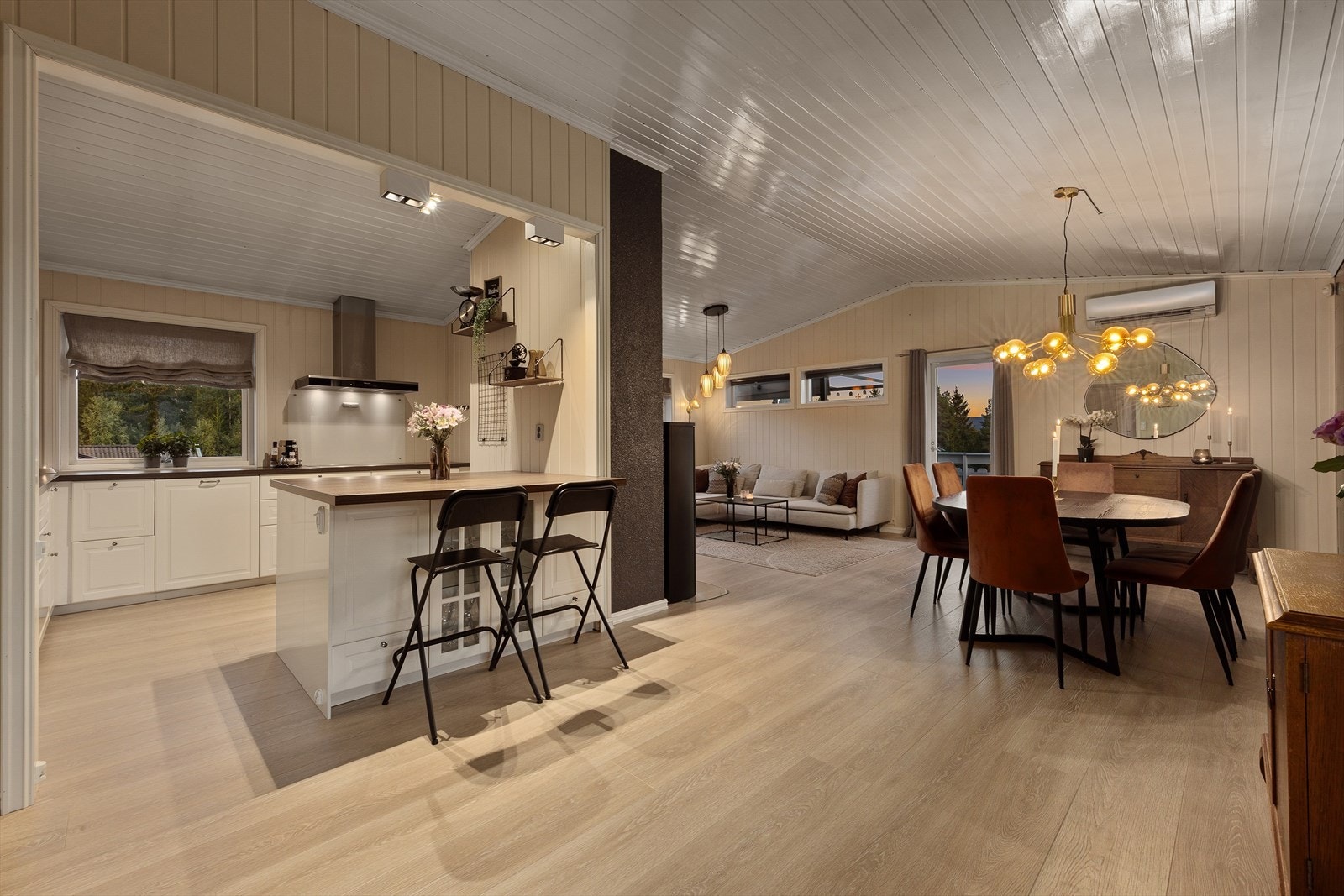 Kveldsstemning i stuen/kjøkkenet. Galleribilde