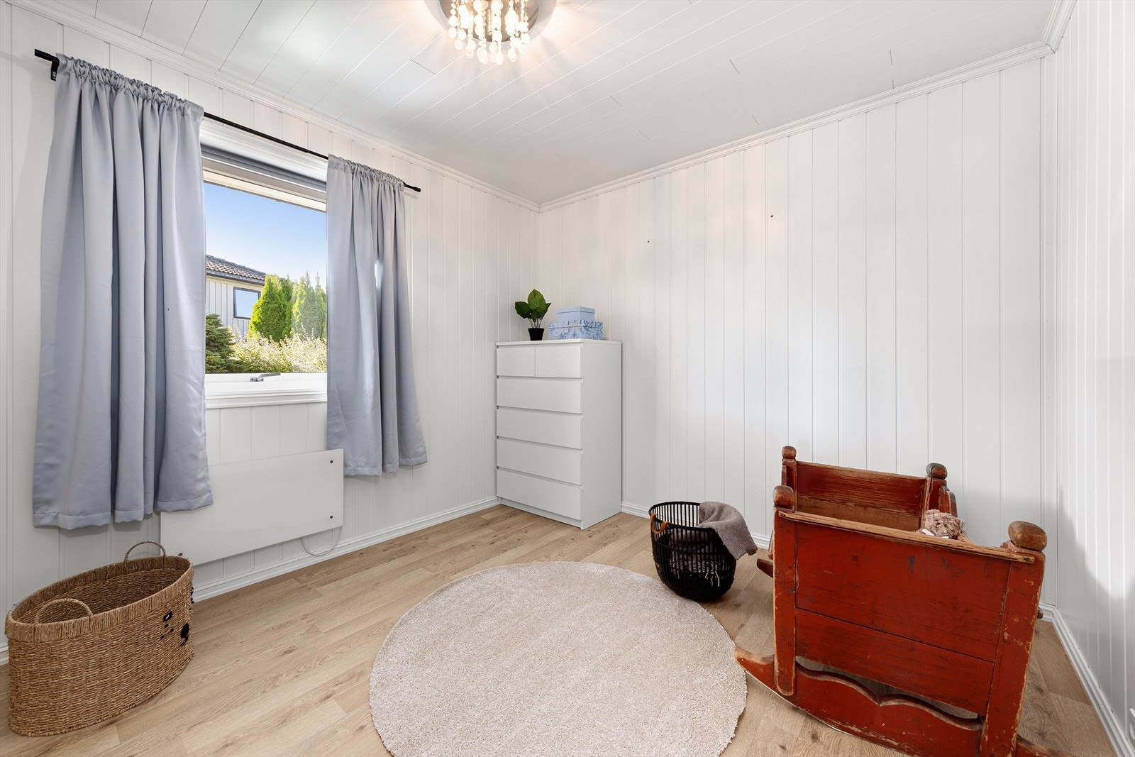 Soverommene har gode lysforhold, rom for oppbevaringsløsning, god plass til seng og utstråler en behagelig atmosfære for avslapning og hvile. Galleribilde