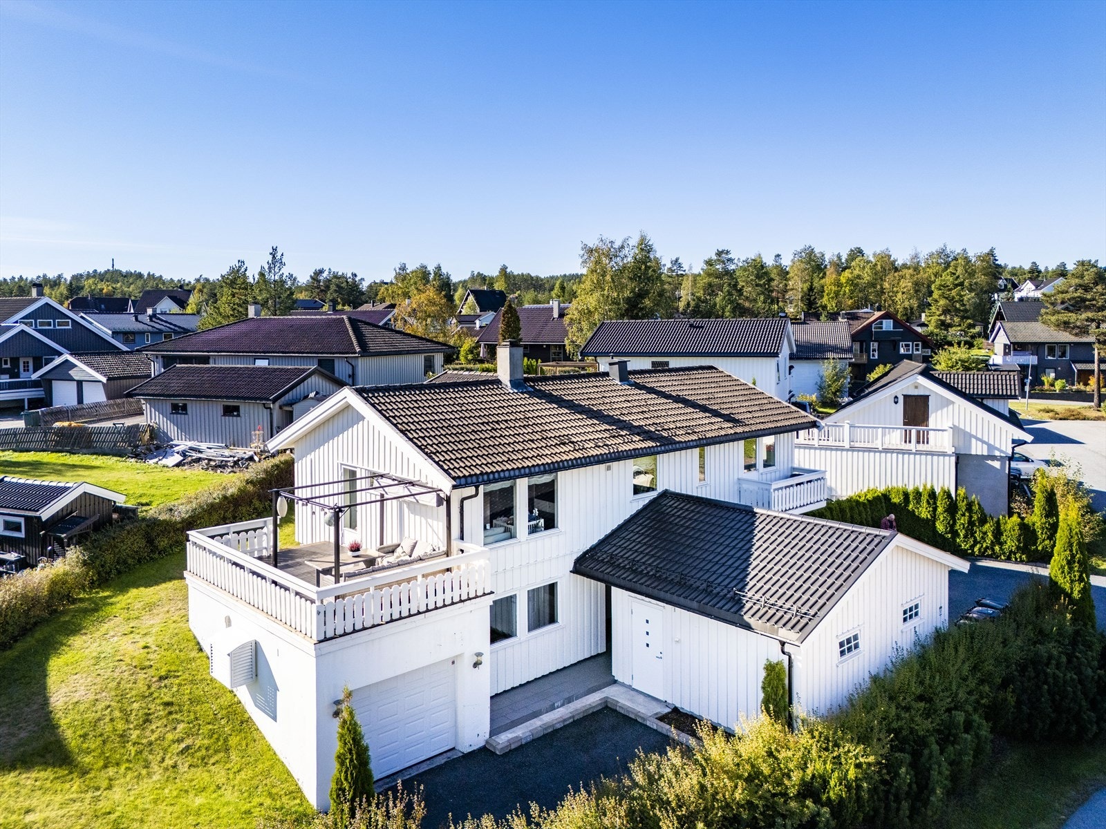 God plass til parkering på gårdsplass og i garasje. Galleribilde