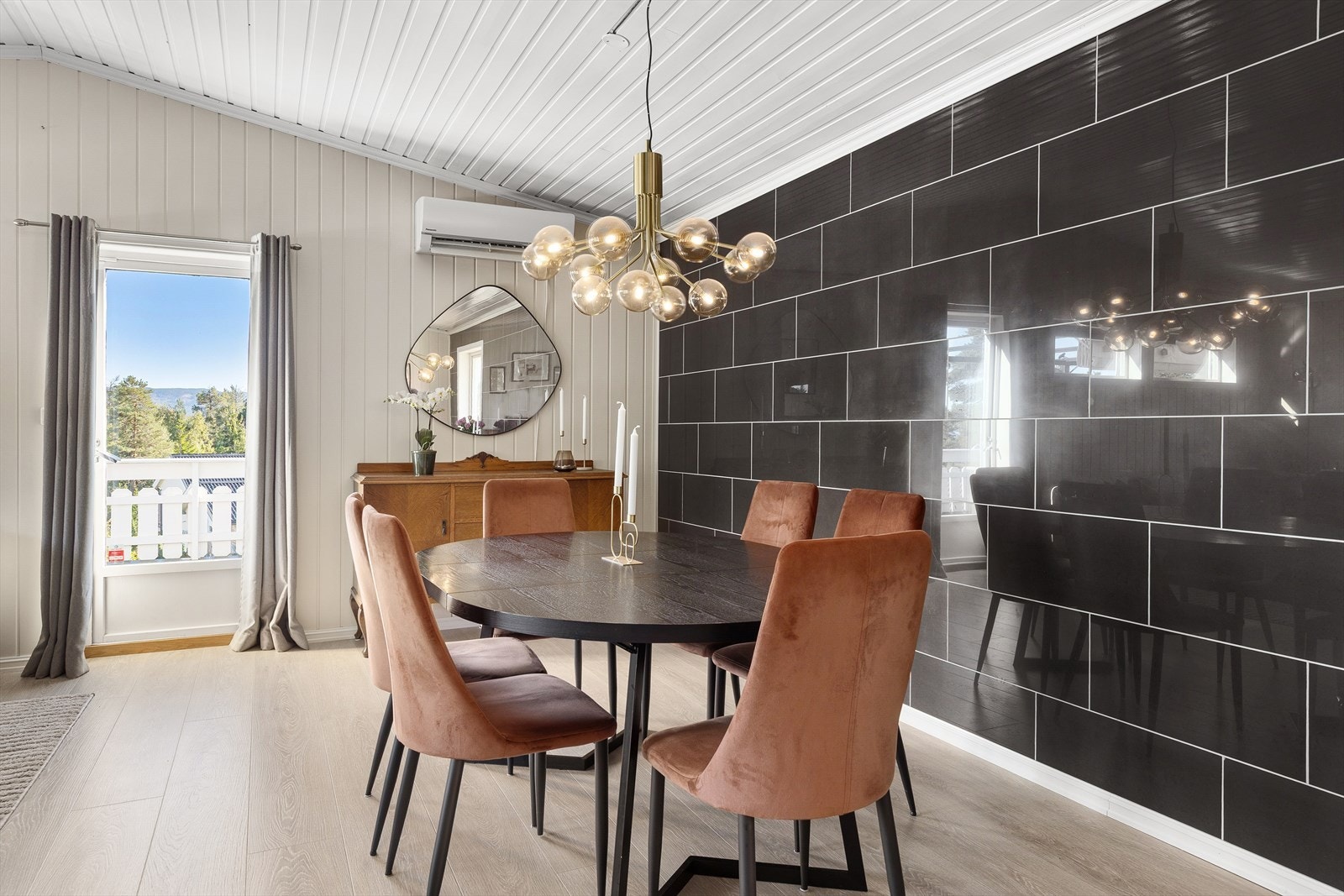 Stuen er romslig og gir god plass til flere møbleringsalternativer, enten du ønsker å plassere et stort spisebord for familiemiddager i spisestuen, komfortable sofagrupper for avslapning, eller en egen lesekrok. Galleribilde