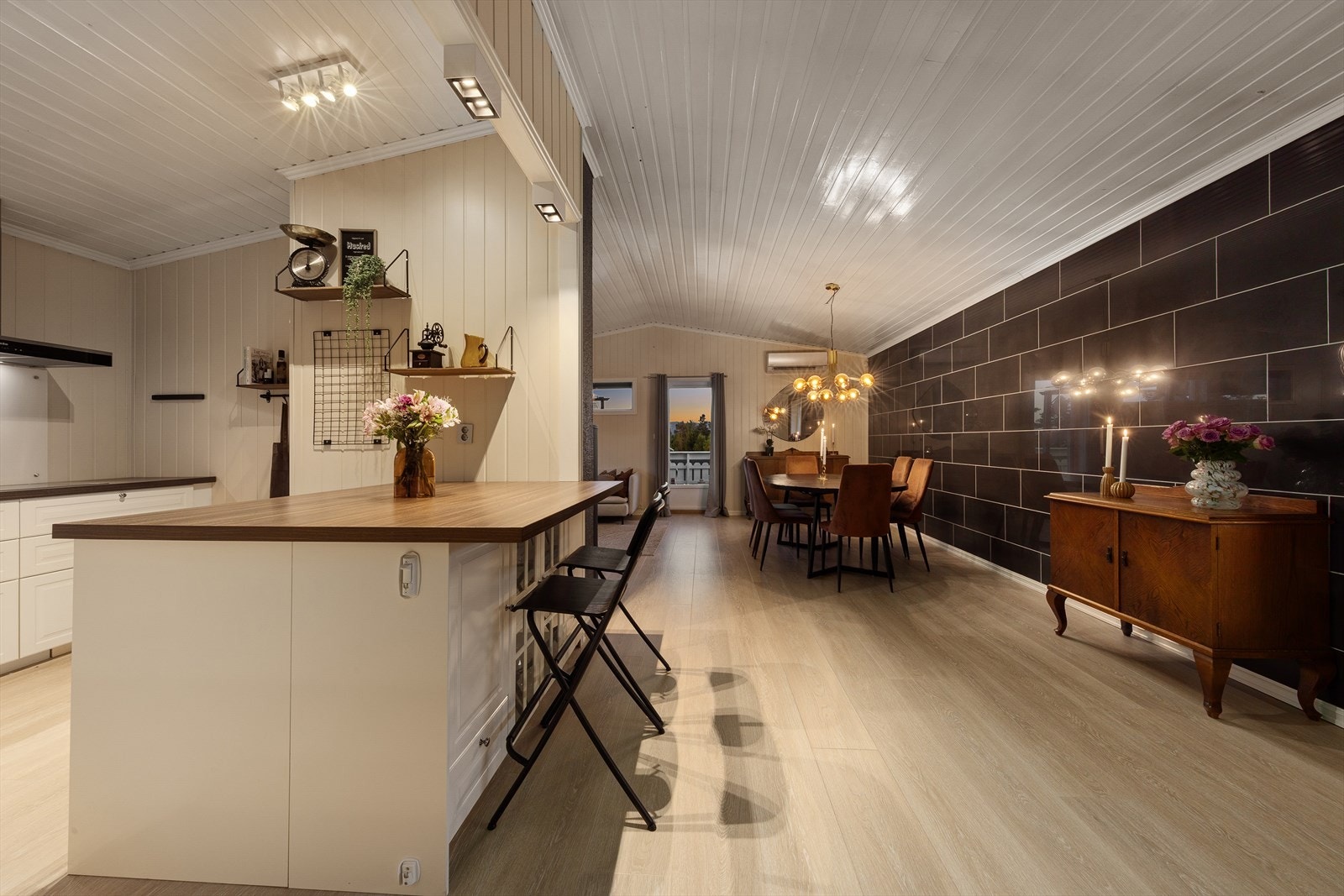 Boligen har en familievennlig og praktisk åpen løsning mot kjøkkenet. Galleribilde