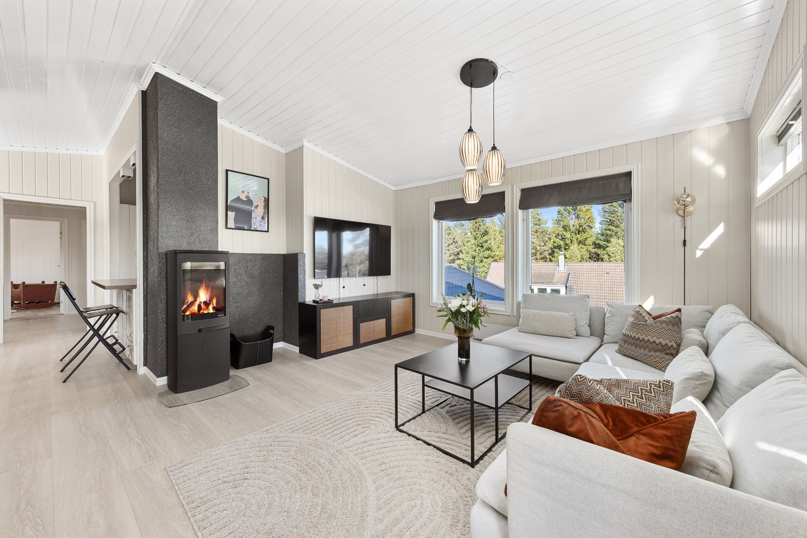 Lyse og innbydende rom gir en god atmosfære, og den gjennomtenkte planløsningen gjør det enkelt å kombinere familieliv, lek og sosiale sammenkomster. Galleribilde