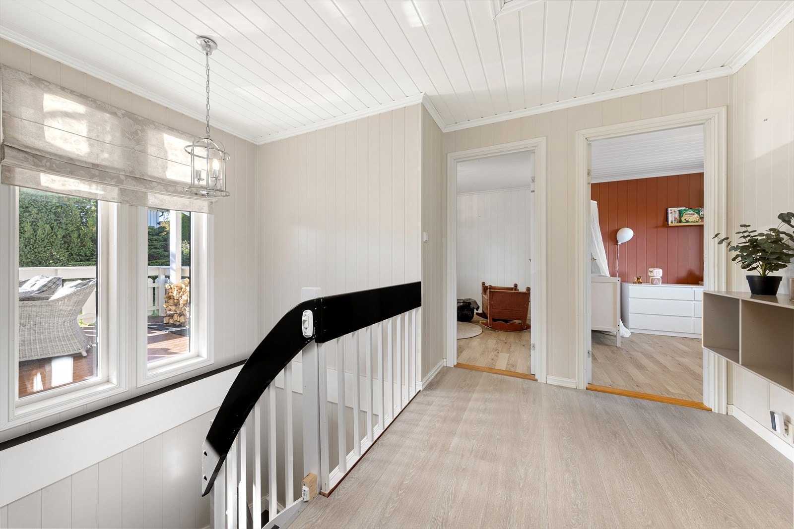 Boligen har en familievennlig løsning med to soverom som ligger samlet i boligens 1.etasje og hovedsoverom i underetasjen. Galleribilde