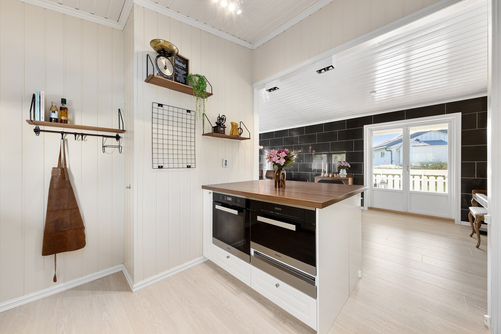 Det er etablert en "øy" hvor enkelte fronter har glassfelter. Benkeplate i laminatutførelse, med nedfelt oppvaskkum. Galleribilde