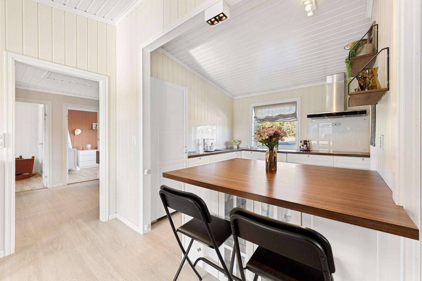 Klassisk kjøkkeninnredning fra Ikea med med profilerte, hvitlakkerte fronter. Galleribilde