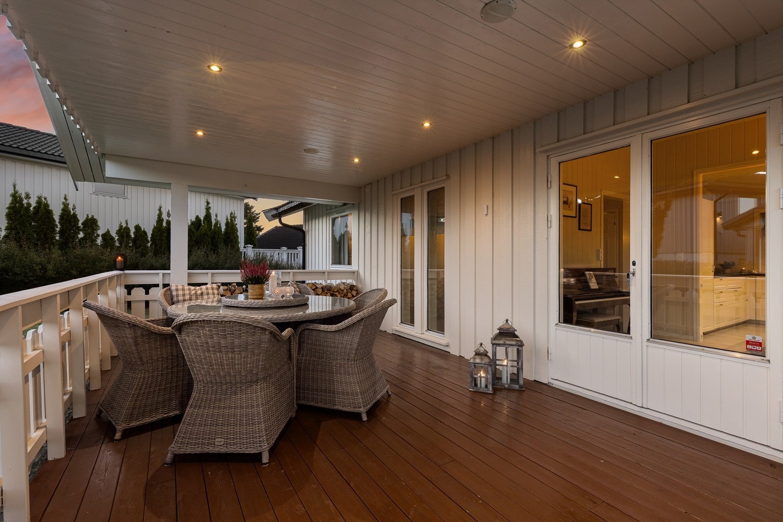 Pent overbygget terrasse med stemningsfulle downlights i tak for hyggelige kveldsstunder. Galleribilde