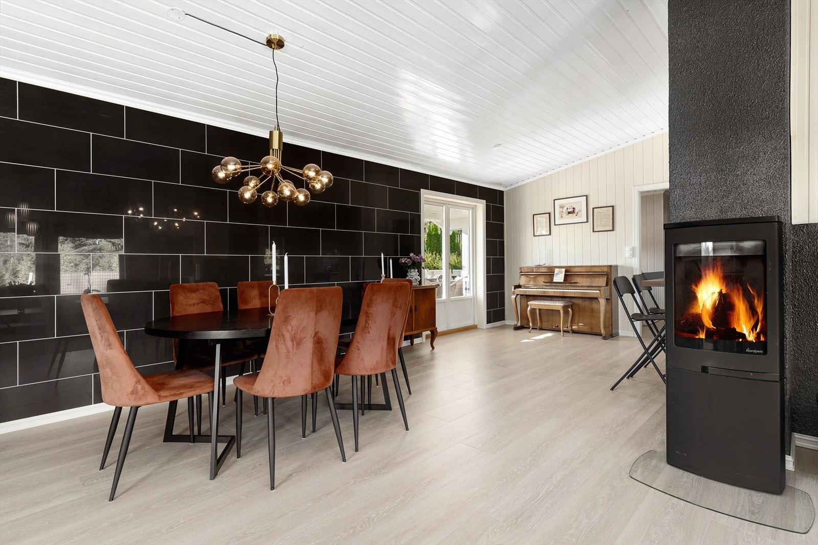 Denne store og innbydende stuen med spisestue, utstråler en delikat og moderne stil. Galleribilde