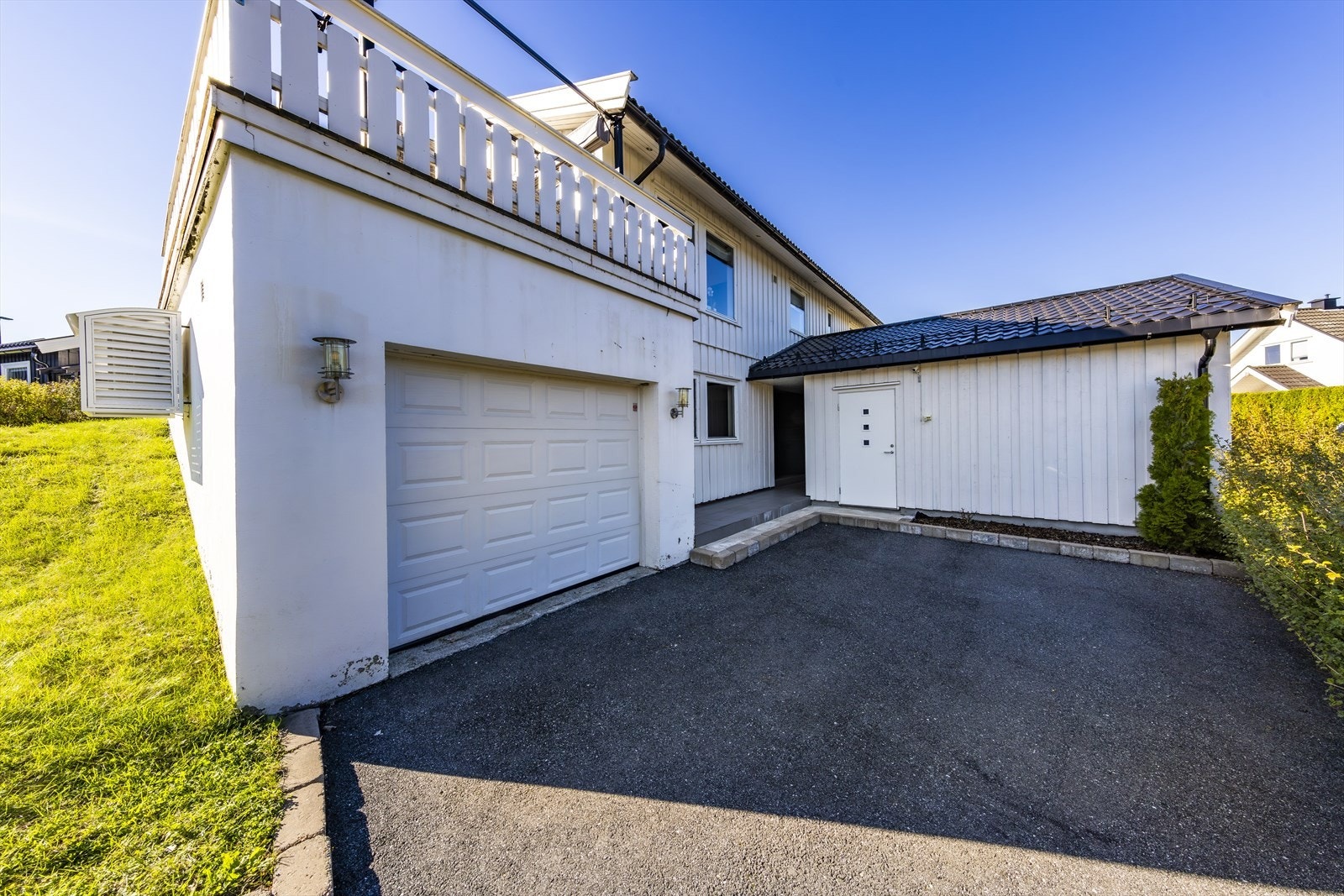 Det er 2 garasjer på eiendommen hvor den ene benyttes som lagringsrom. Galleribilde