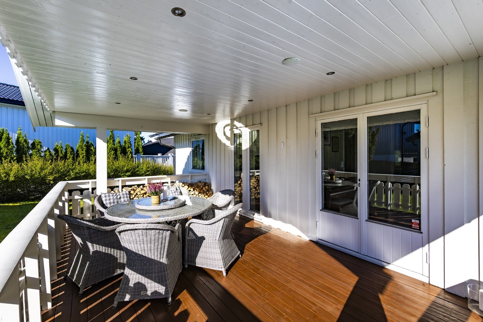 Enten man ønsker spisegruppe eller loungemøbler har terrassen plass til dette. Galleribilde