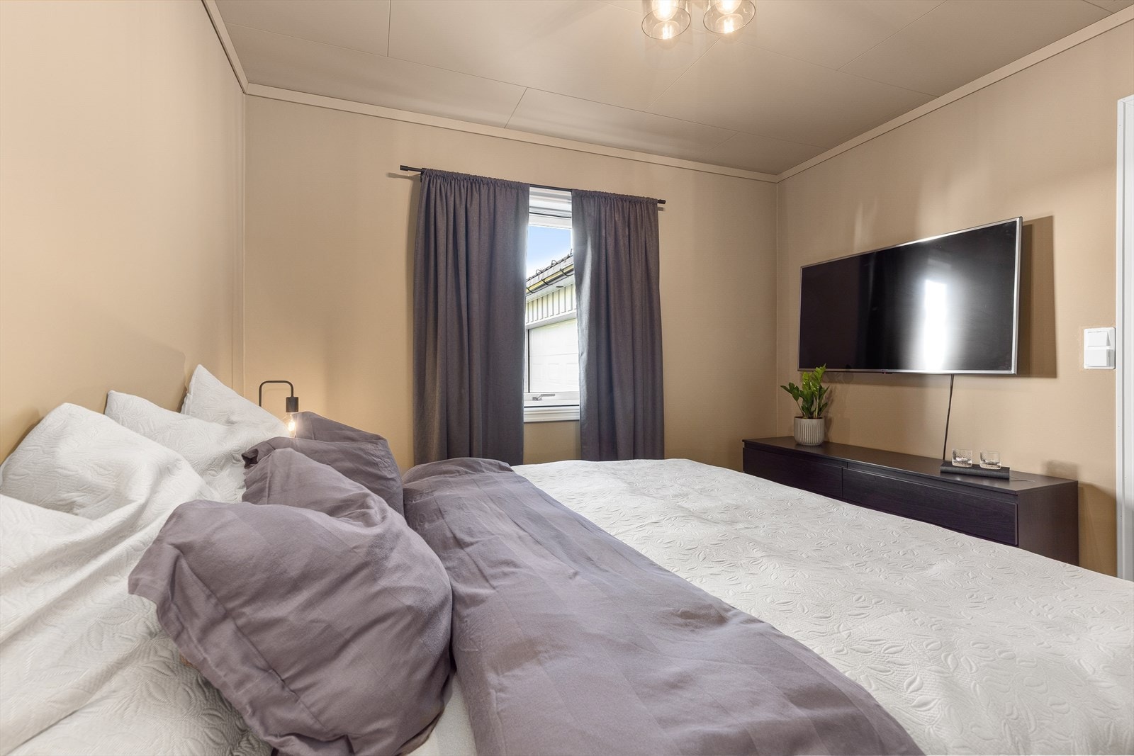 Soverommet er malt i en harmonisk og stilren farge som skaper en rolig og behagelig atmosfære. Galleribilde