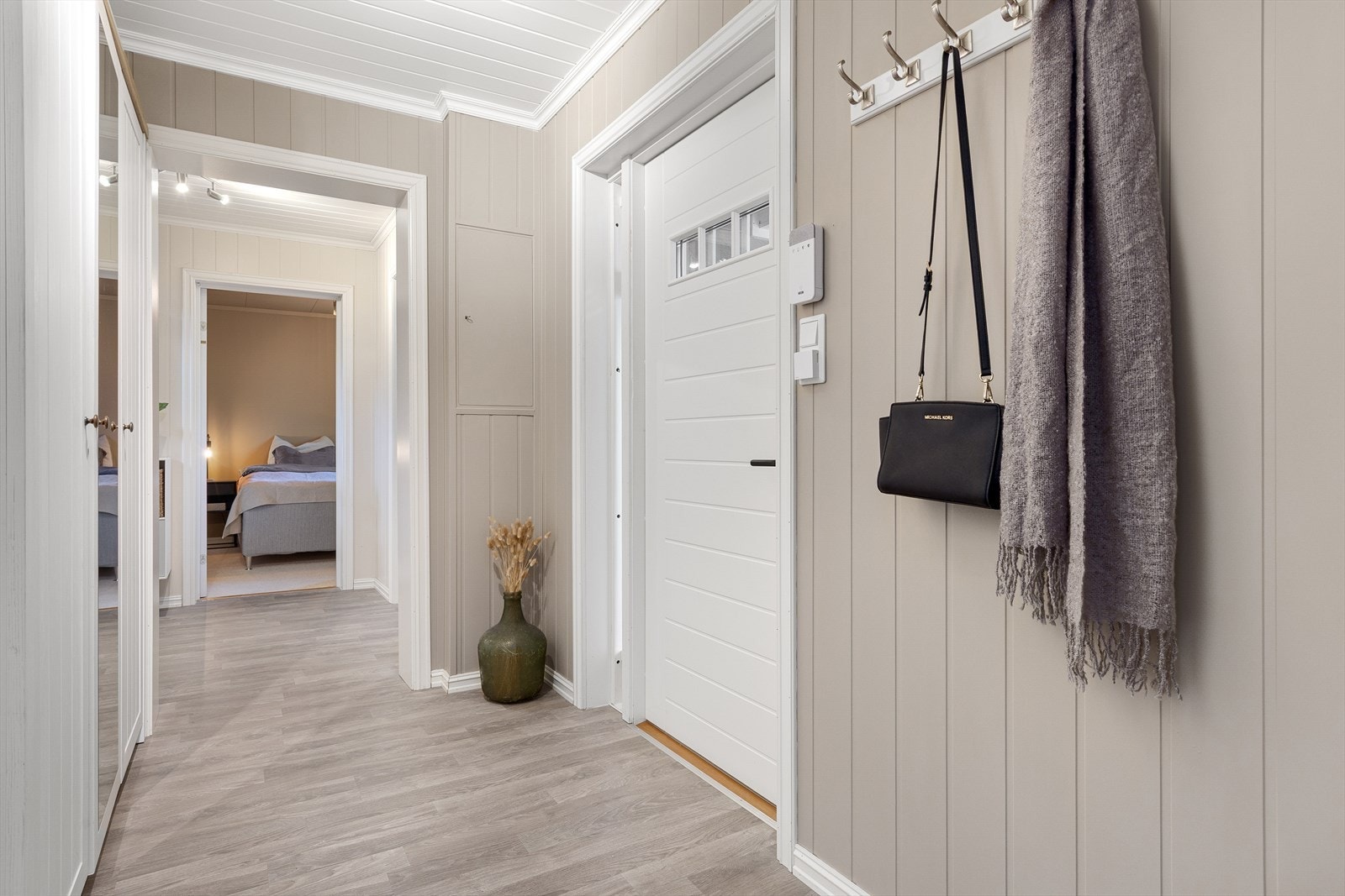 Lys og romslig flislagt entré med hvor det også er god plass til å henge ifra seg yttertøyet i gangen. Galleribilde