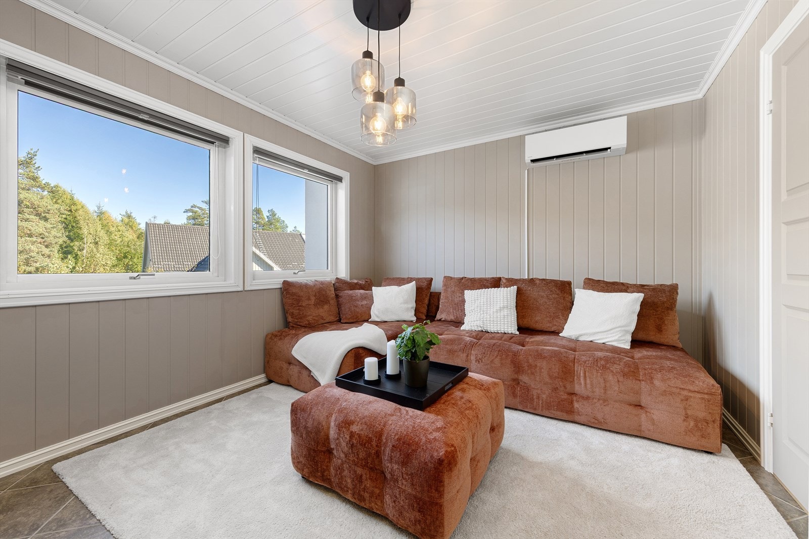 Lekerom/hobbyrom i underetasjen er et perfekt ekstra oppholdsrom for barna eller ungdommen i huset. Galleribilde