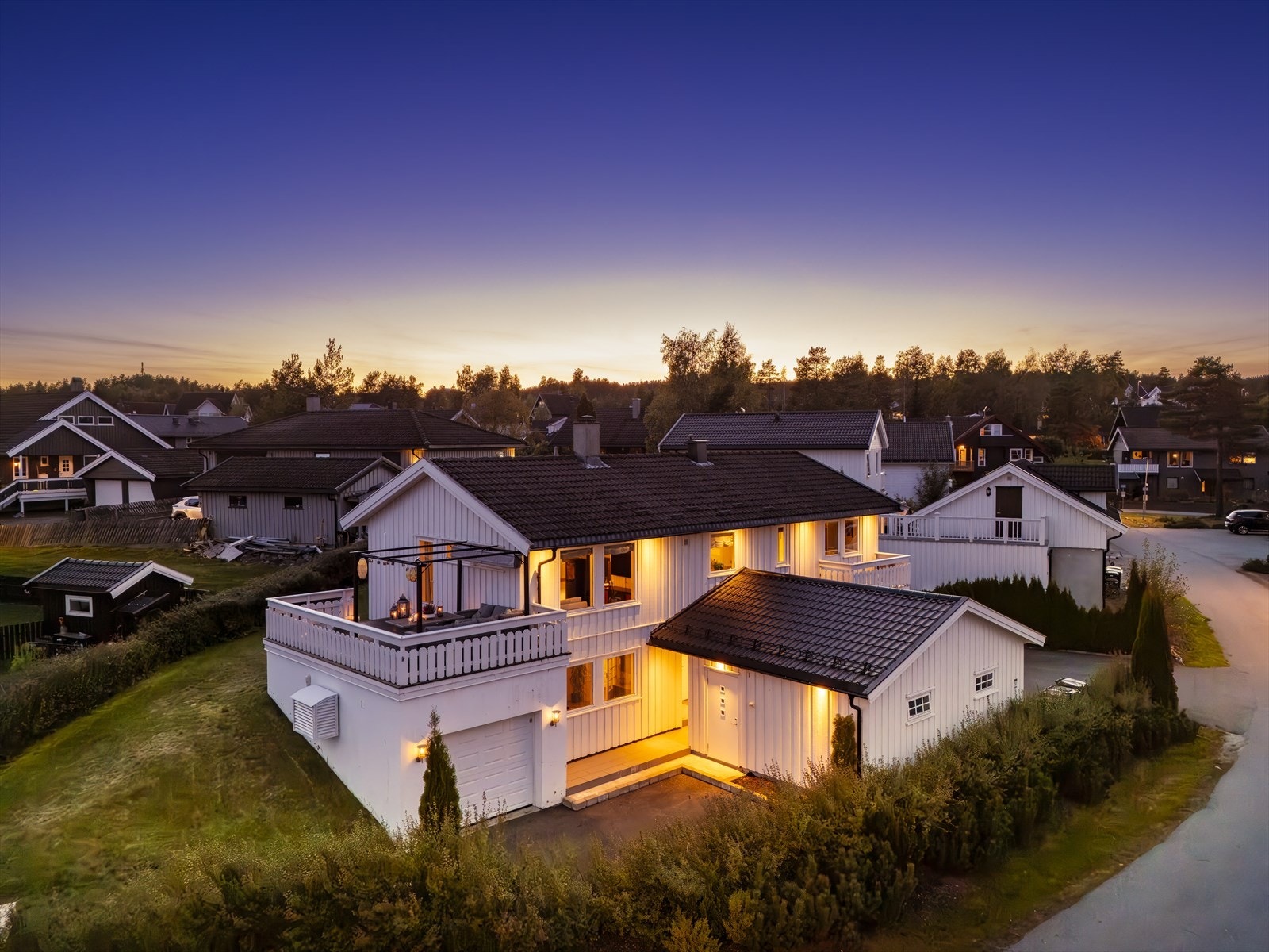 Området er meget barnevennlig og har trygg gangavstand til barneskole og barnehage, store friarealer til lek og moro med bl.a. ballbinge ved skolen og med marka som nabo. Galleribilde