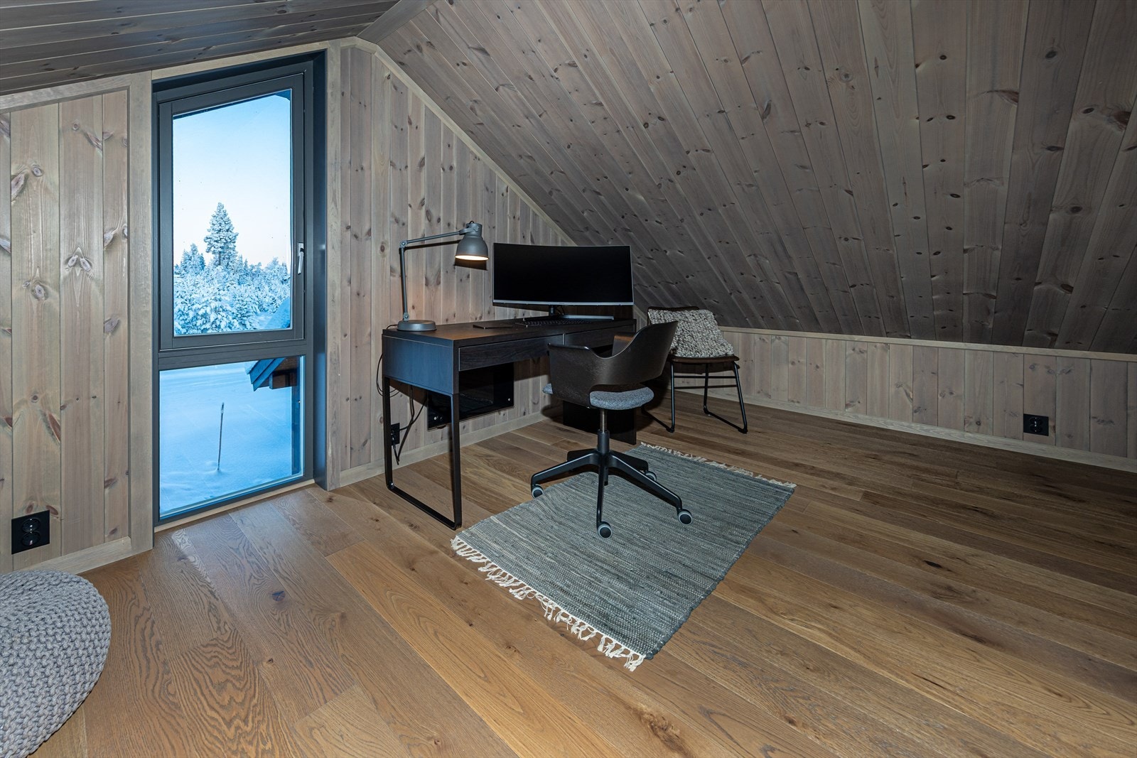 Hjemmekontor. Denne delen av hemsen kan man dele av med vegg og dør. Da har 4 gode soverom på hytta. Galleribilde