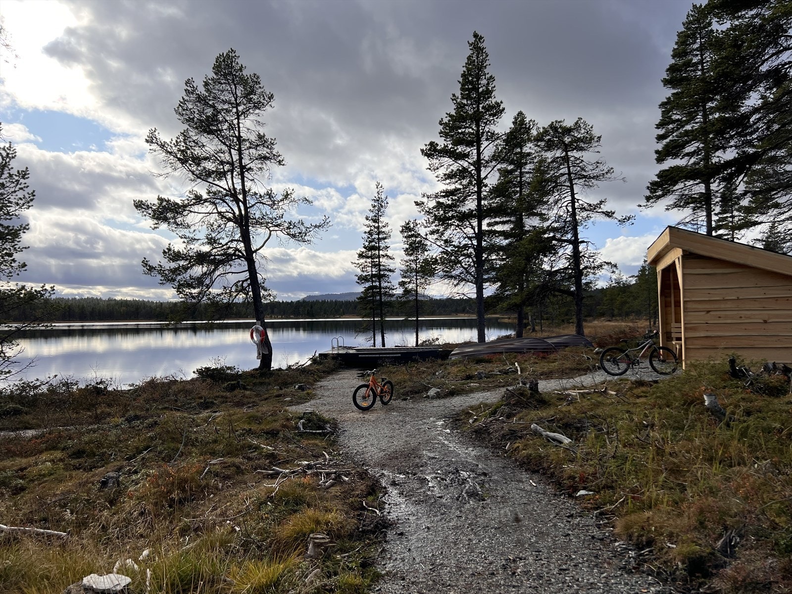 Synstvassåsen vel har laget til en hyggelig leirplass nede ved Synstevatn. Her er det gapahuk, brygge og båt Galleribilde