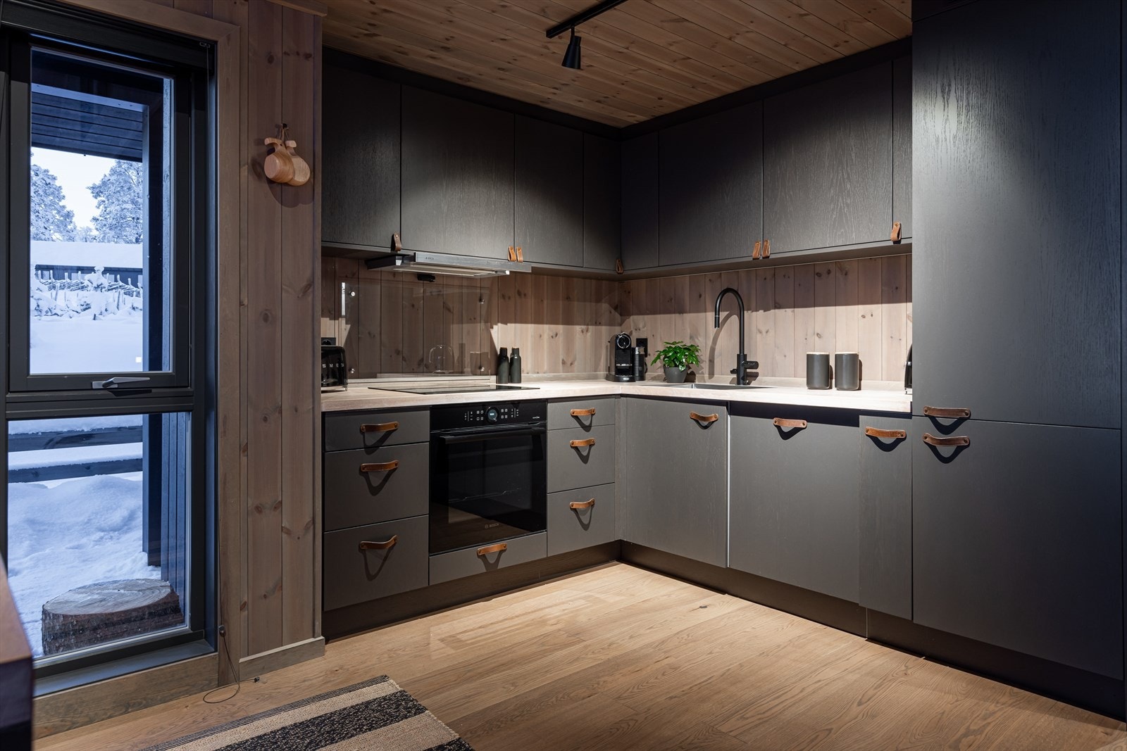 Praktisk snekkerbygget kjøkken fra lokal leverandør. Godt med skap- og benkeplass Galleribilde