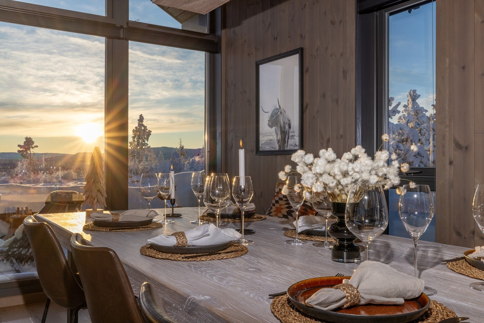 Stue med nydelige lysinnslipp. Naturen utenfor er som et bilde i stuen Galleribilde