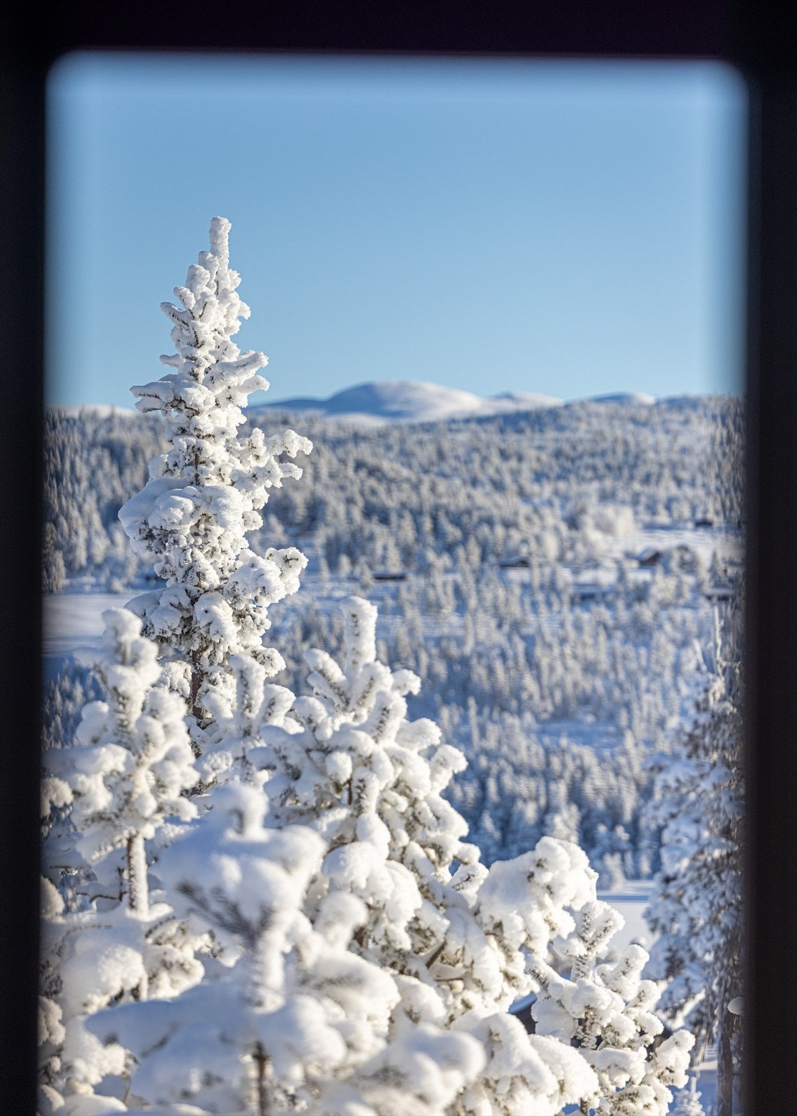 Åkrefjell ligger som et bilde igjennom vinduene Galleribilde