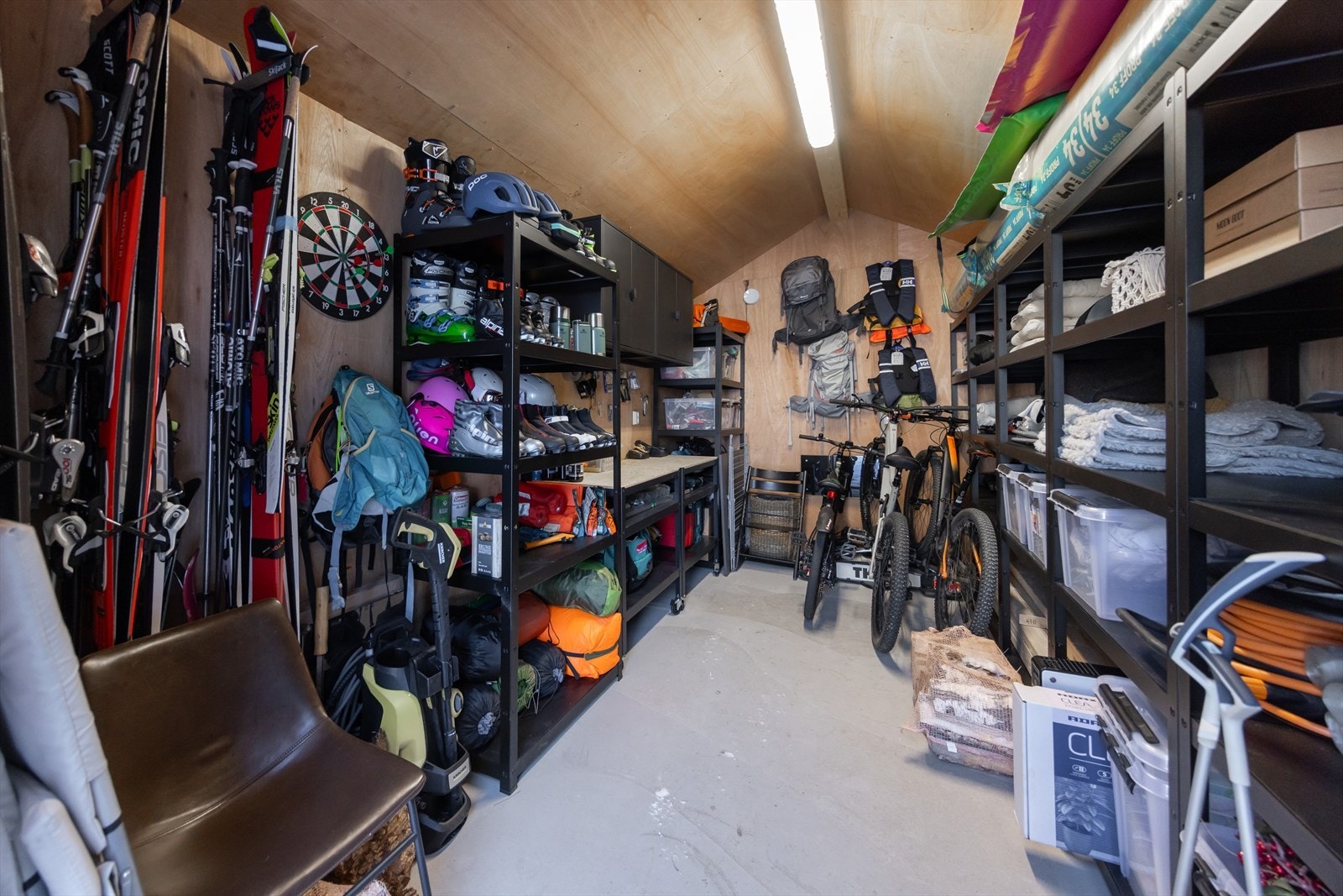 Perfekt for oppbevaring. Helstøpt dekke og gjennomlys. Isolert og kledd med plater og oppbevaringsløsninger Galleribilde