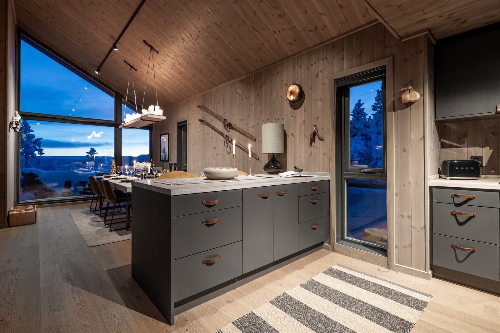 Meget god og sosial planløsning. God kontakt med spisestuen og stuen når maten tilberedes Galleribilde