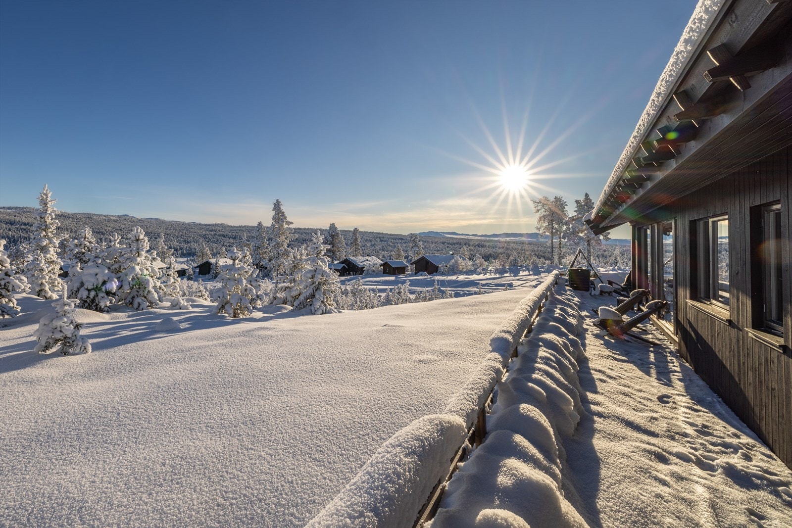 Hyggelig og romslig tomt med god plass mellom naboene Galleribilde