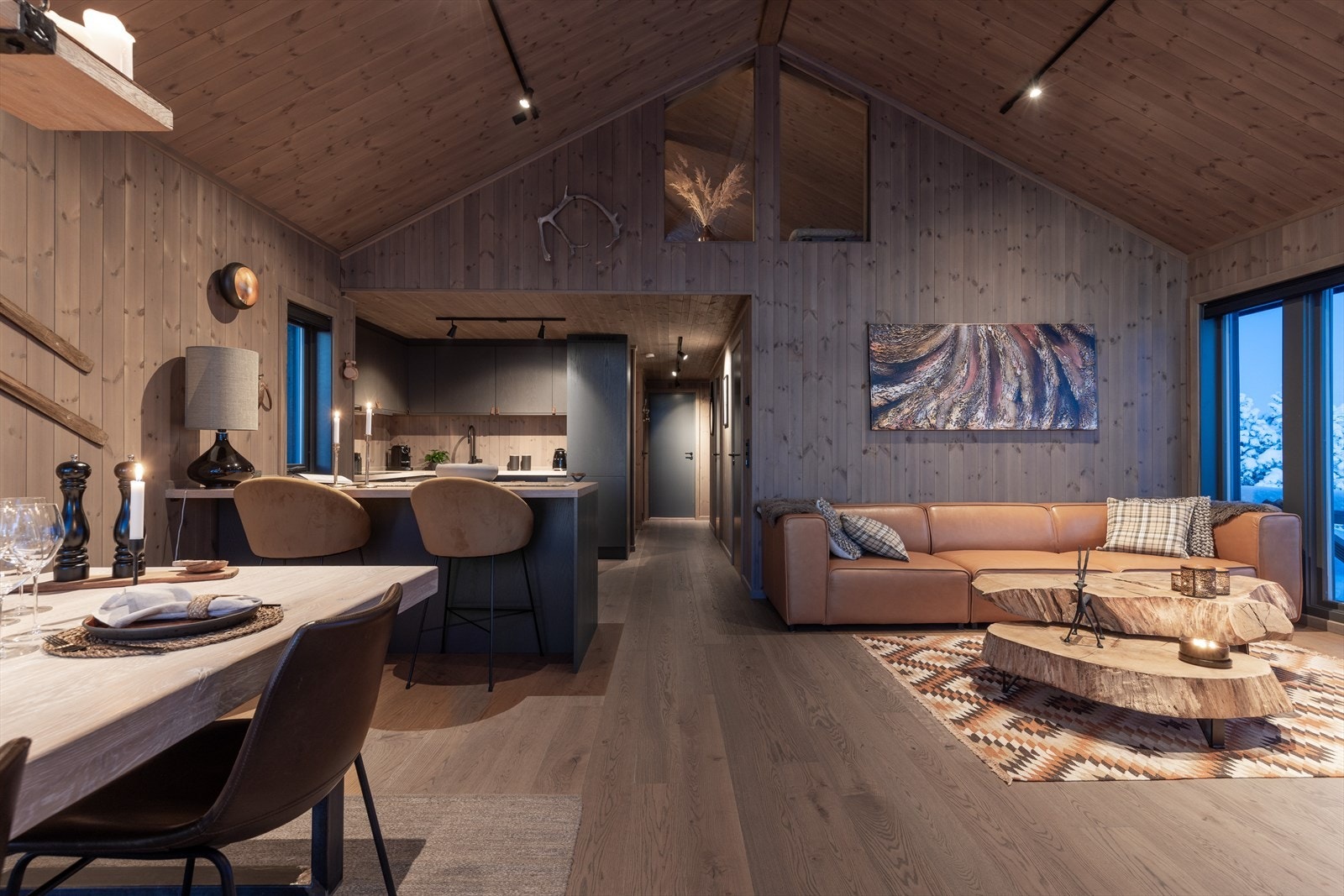 Nydelig stue med smart planløsning. Flott en-stavs eikeparkett med gulvvarme Galleribilde