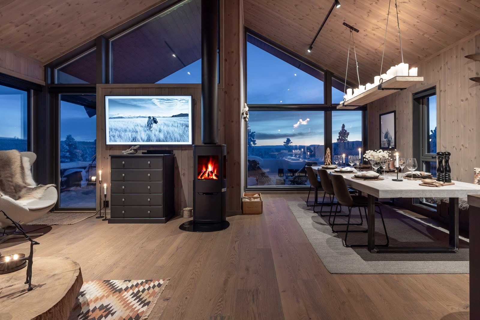 Lekker hyttemodell med store vindusflater og mye lys Galleribilde