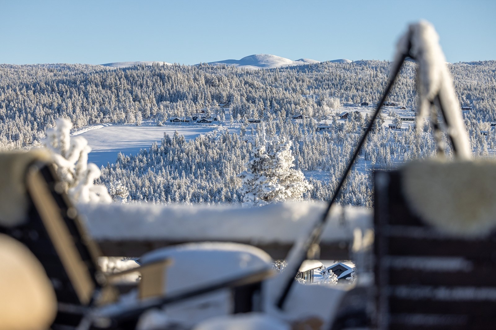 Åkrefjell i all sin prakt fra terrassen. Et fint turmål for store og små sommer som vinter Galleribilde