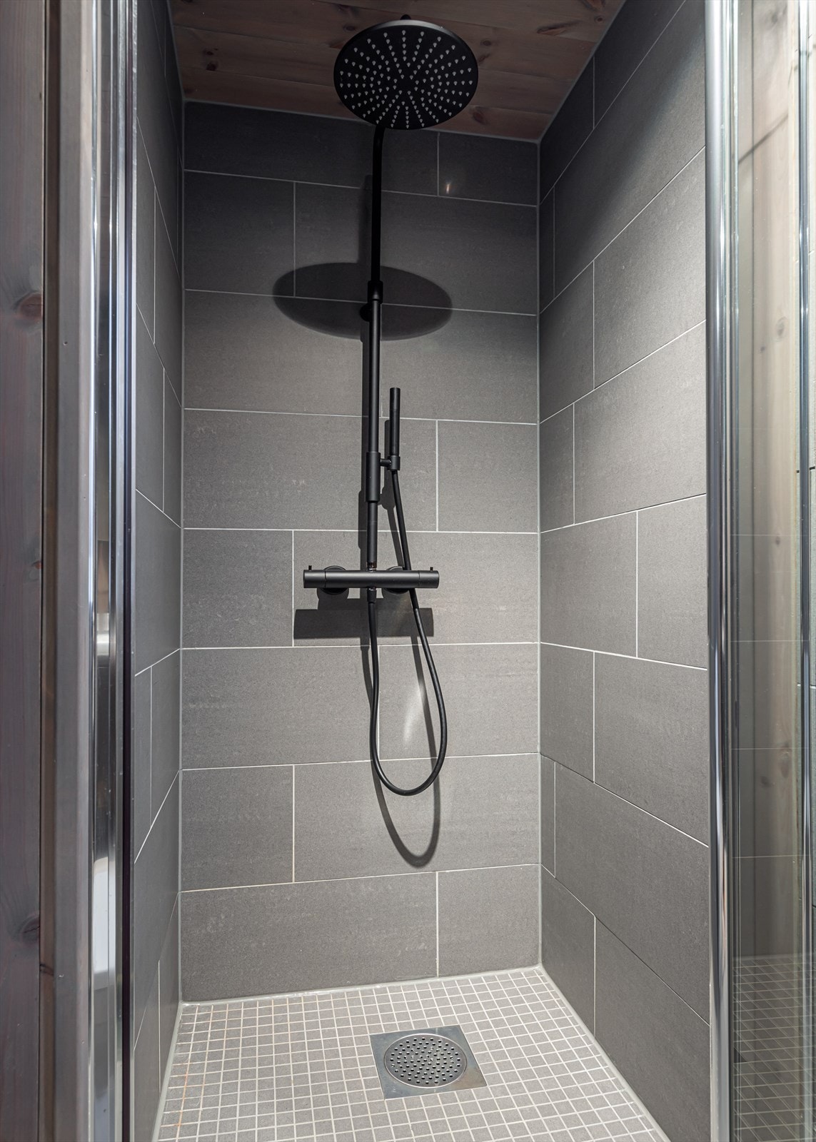 Pent flislagt med svarte detaljer Galleribilde