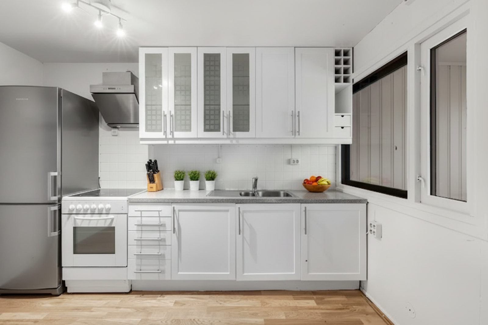 Hvitevarer består av stekeovn, og ventilator med kullfilter sørger for enkel og effektiv luftfiltrering. (Bildet er digitalt stylet.) Galleribilde