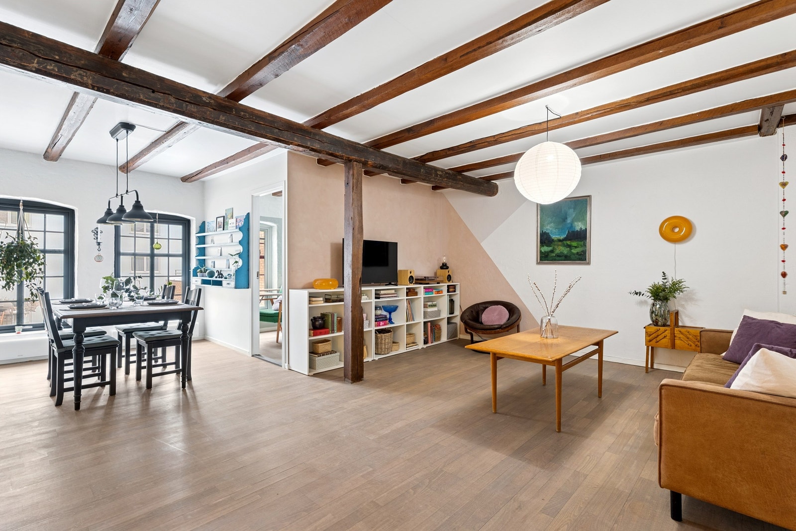 Velkommen til Torggata 24! Særpreget og innbydende 3-roms leilighet med karakterfull stil og sentral beliggenhet midt i Hamar sentrum. (Foto: EFKT v/Kristian Haug) Galleribilde