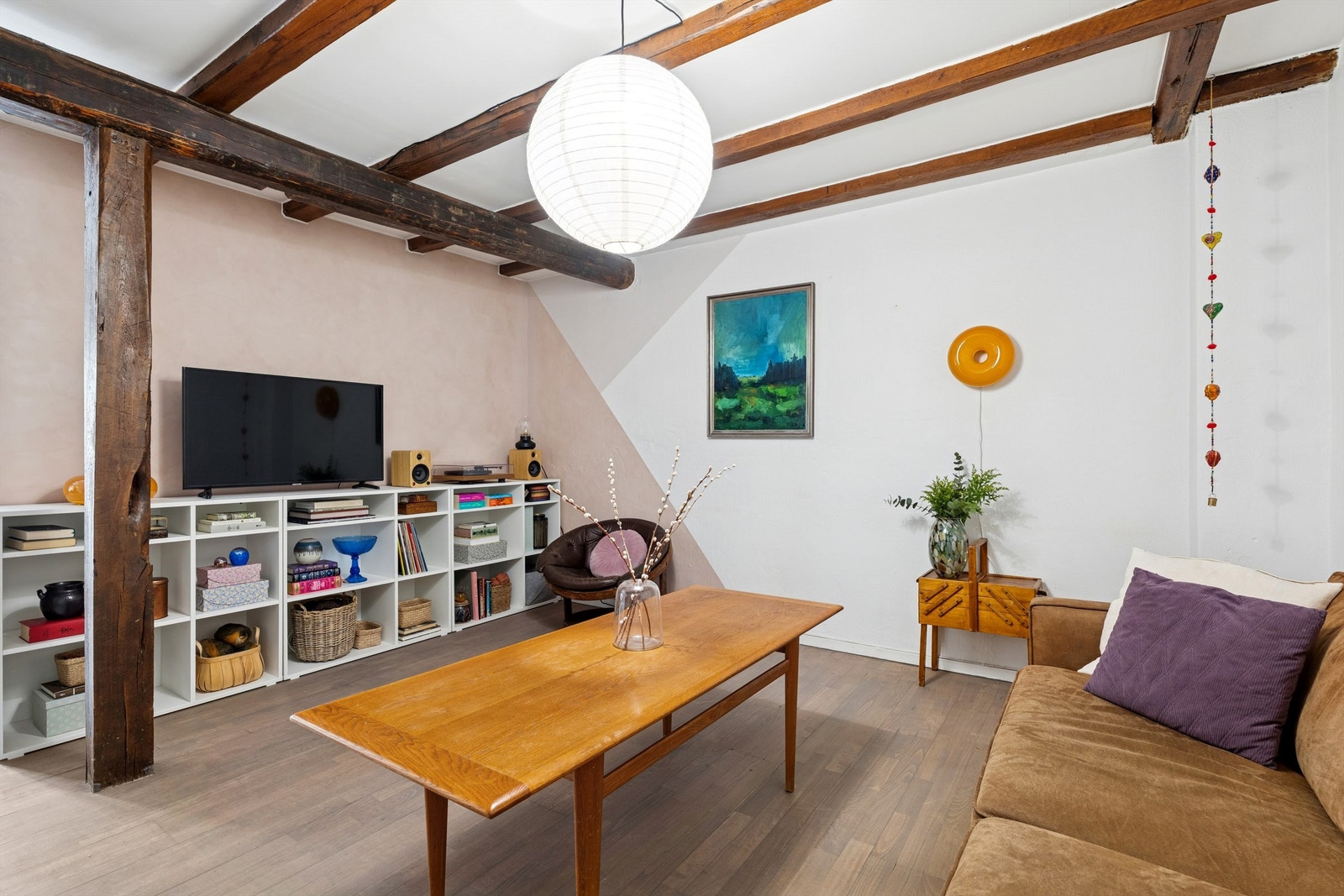 Stuen er romslig og svært koselig, med store vindusflater som slipper inn rikelig med dagslys. (Foto: EFKT v/Kristian Haug) Galleribilde