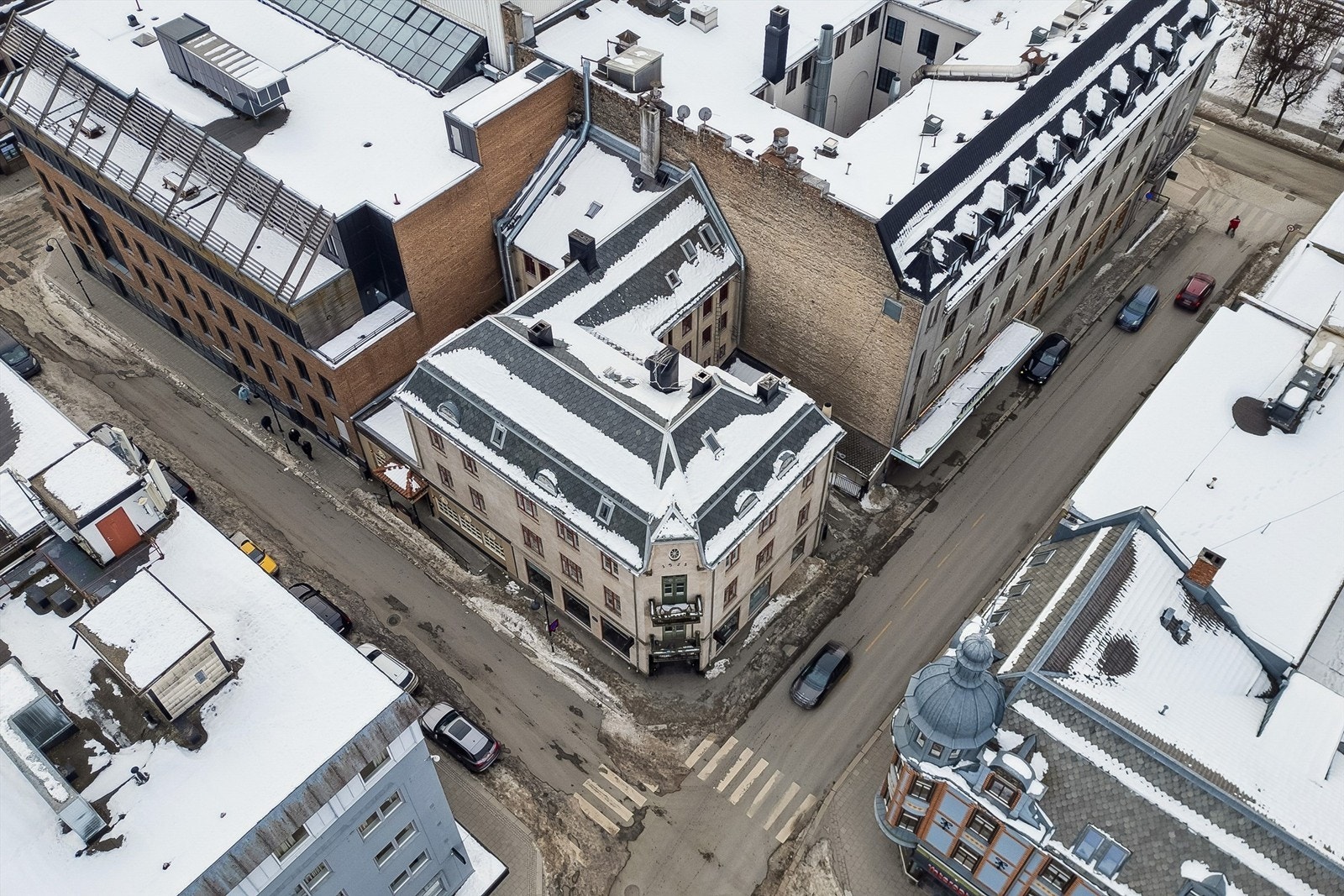 Matkvartalet ligger like i nærheten og byr på et bredt utvalg av spisesteder, med alt fra raske hverdagsretter til mer internasjonale smaker. Galleribilde
