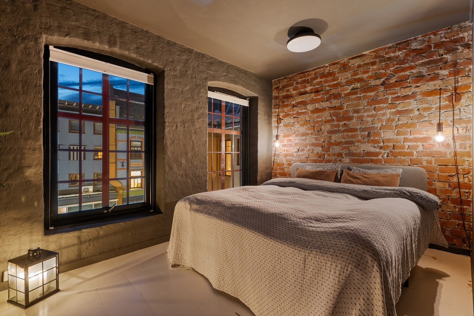 Hovedsoverommet har god størrelse med plass til dobbeltseng og garderobeløsning, og den eksponerte teglsteinsveggen gir rommet en særegen og urban atmosfære. Galleribilde