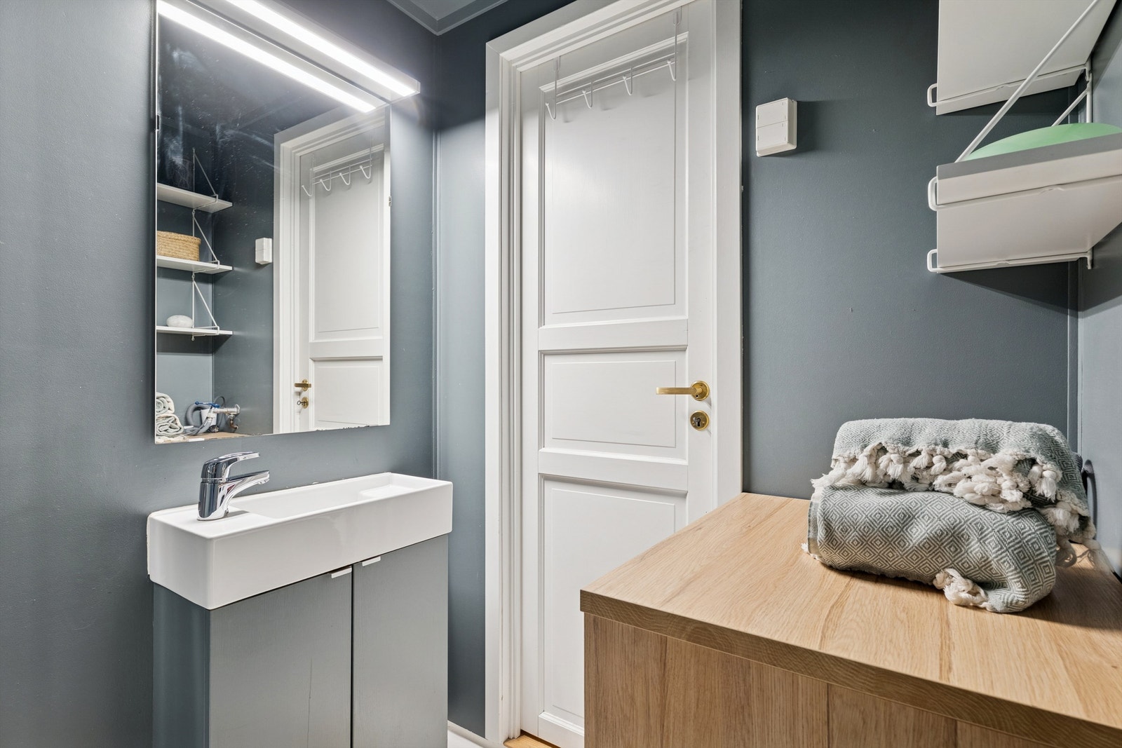 Badet har glatte overflater og vegger i en tidsriktig fargetone. Galleribilde