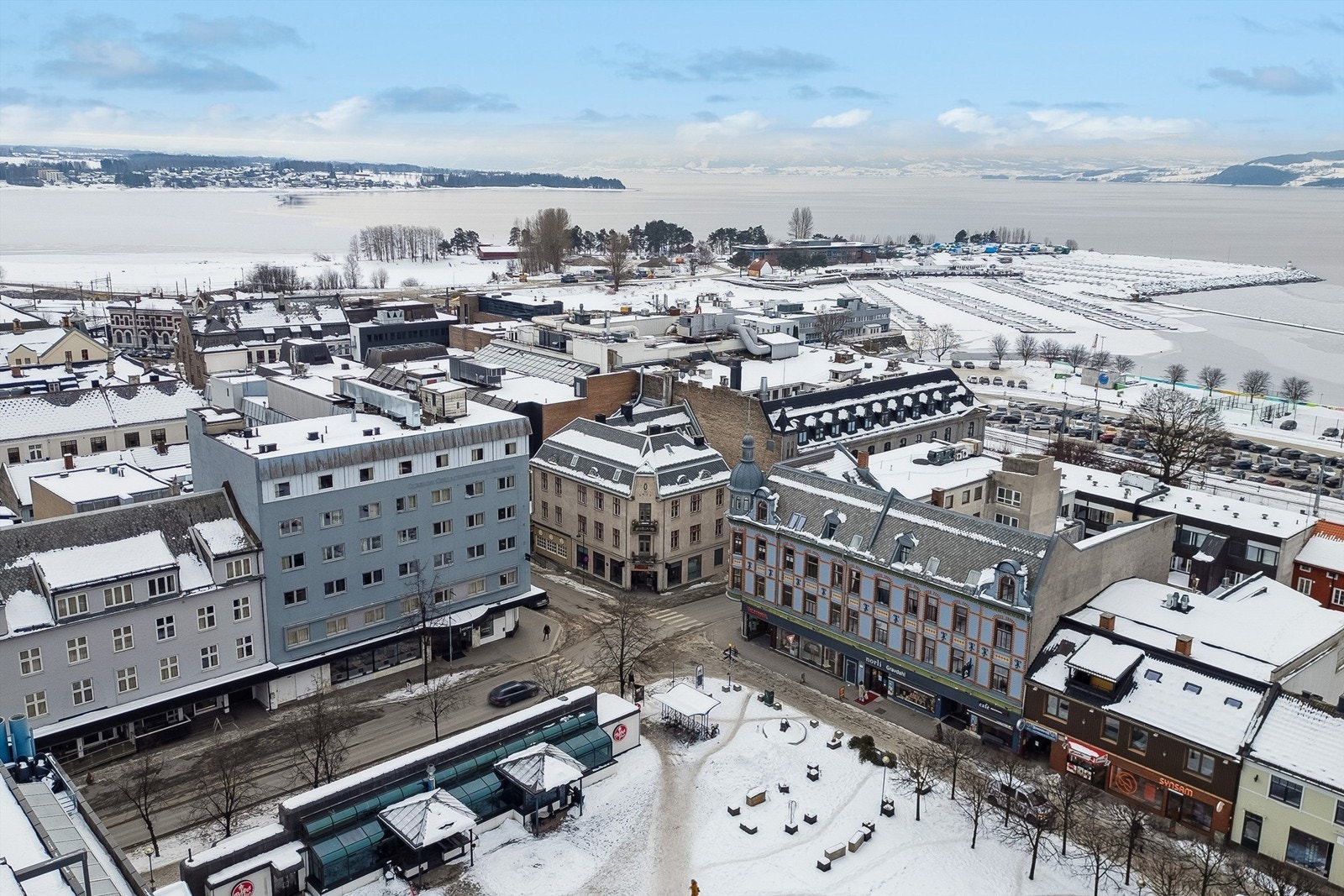 Turstiene langs Mjøsa gir fine opplevelser hele veien mot Jessnes, via Ridehusstranda og Domkirkeodden, og gjør området attraktivt for både mosjon og rolige spaserturer. Galleribilde
