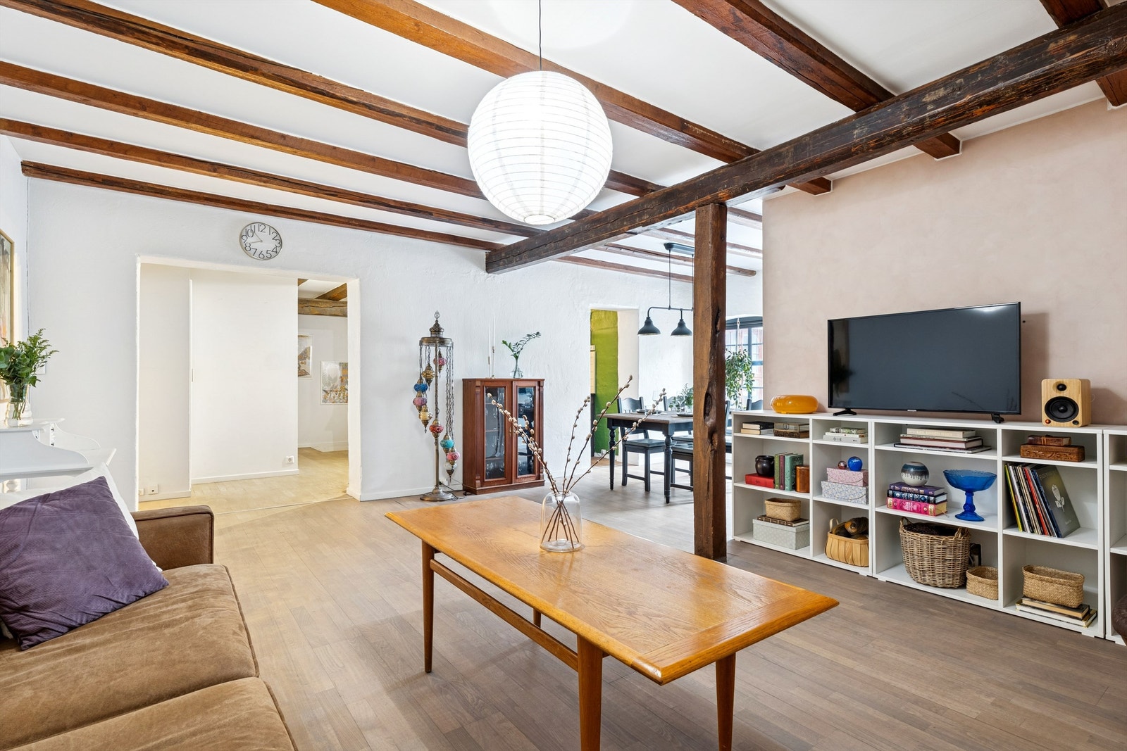 Den generøse takhøyden, synlige tredragere og detaljer i tegl gir boligen et røft og moderne uttrykk, samtidig som bygårdens opprinnelige karakter er bevart. Galleribilde