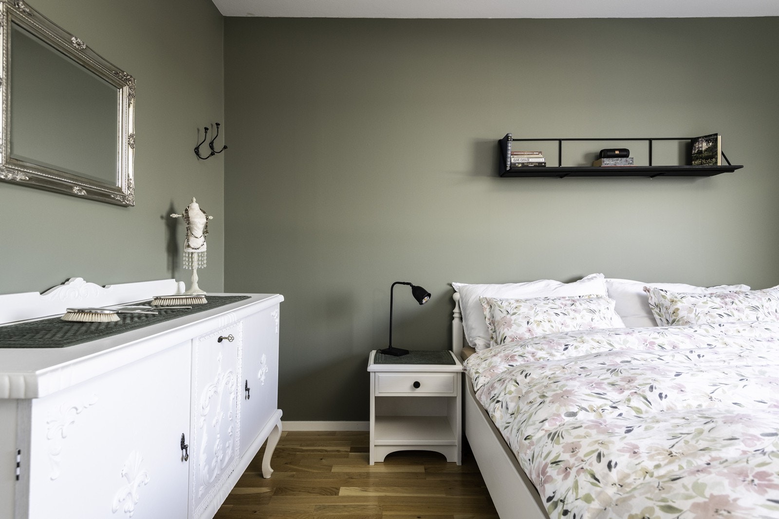 Plass til dobbeltseng og garderobe på hovedsoverommet. Galleribilde