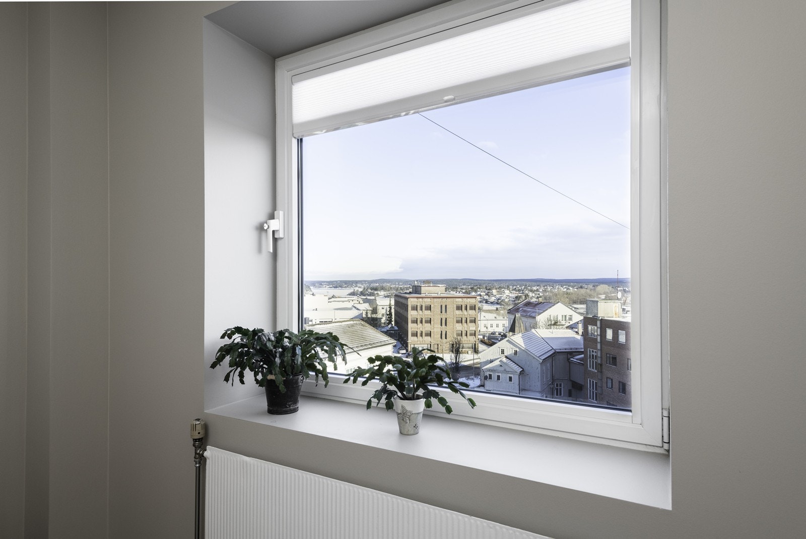 Store vinduer gir godt lysinnslipp og utsikt over byen. Galleribilde
