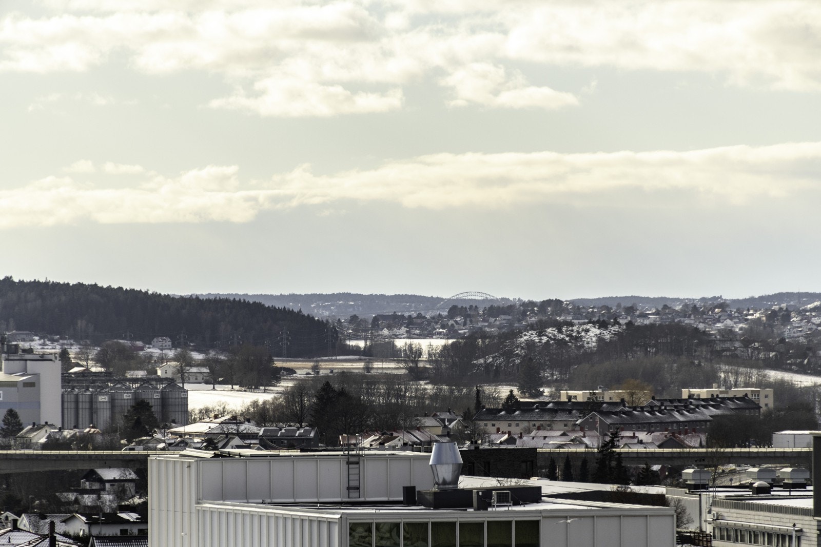 Utsikt over nærliggende områder gir inntrykk av et åpent landskap. Galleribilde